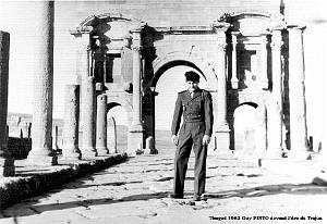 SRVC MLT5 - ALGERIE-48 Timgad devant l'Arc de Trajan
